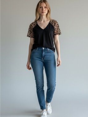 Women’s Dashoutfitter Leopard print short sleeved blouse size medium